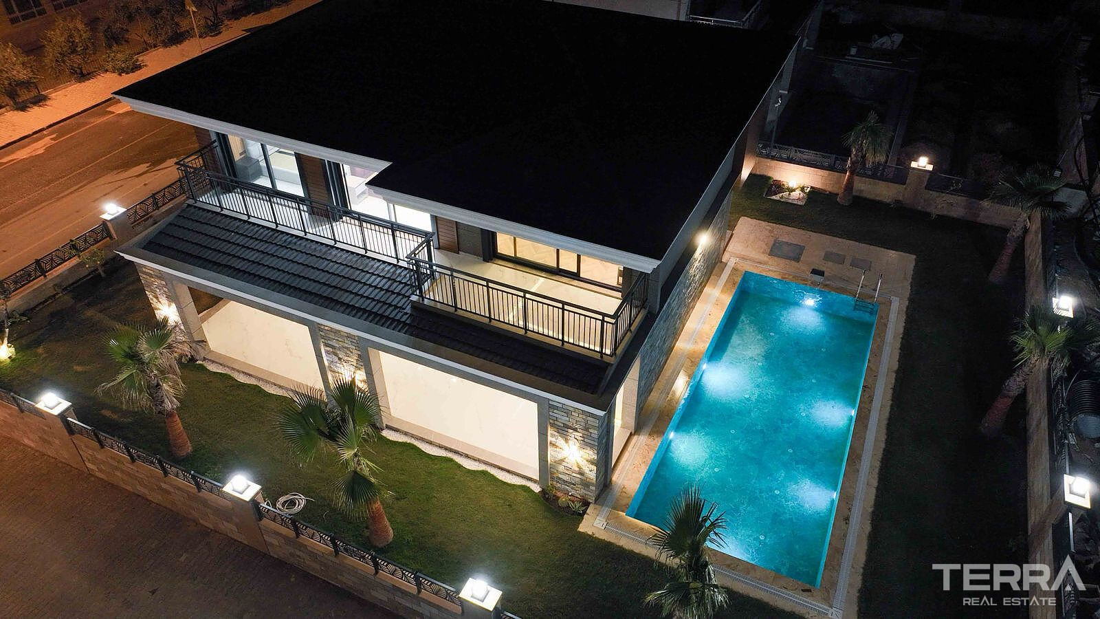 Villas with Private Pools and Gardens in Kuşadası, Aydın - 110481