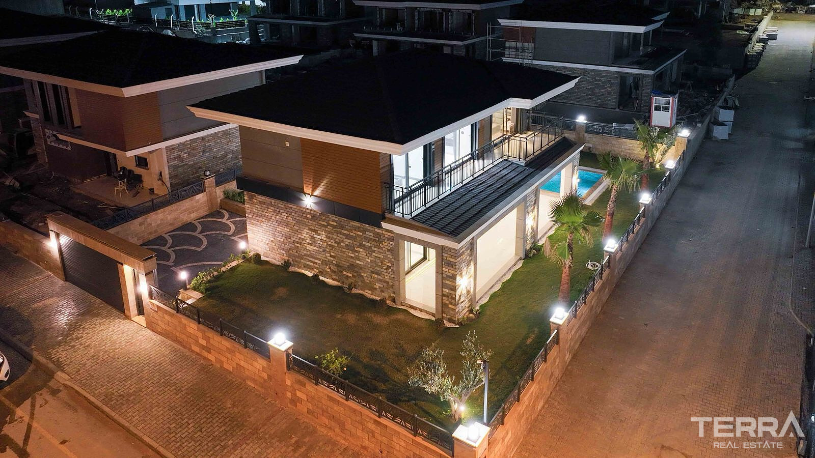 Villas with Private Pools and Gardens in Kuşadası, Aydın - 110485