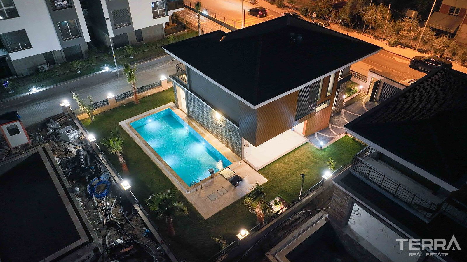 Villas with Private Pools and Gardens in Kuşadası, Aydın - 110487