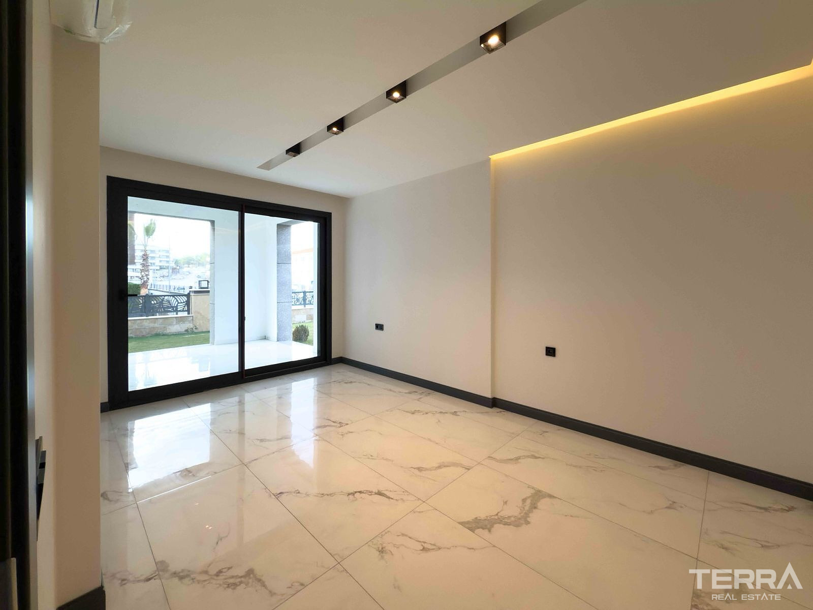 Villas with Private Pools and Gardens in Kuşadası, Aydın - 110510