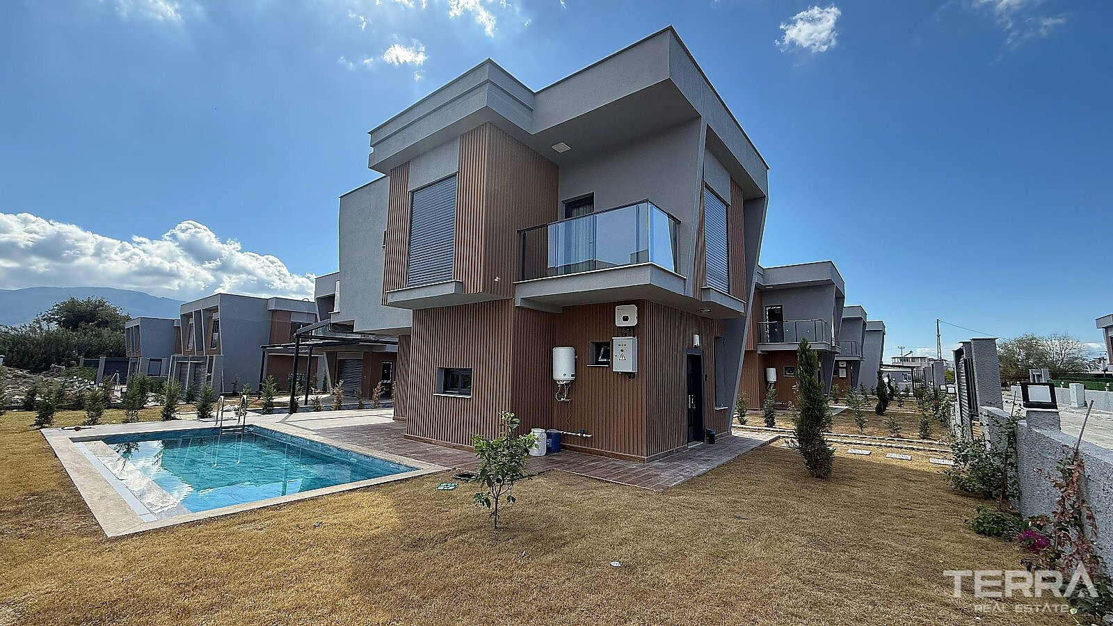 Kuşadası'nda Özel Havuzlu ve Bahçeli Müstakil Villalar - 110582
