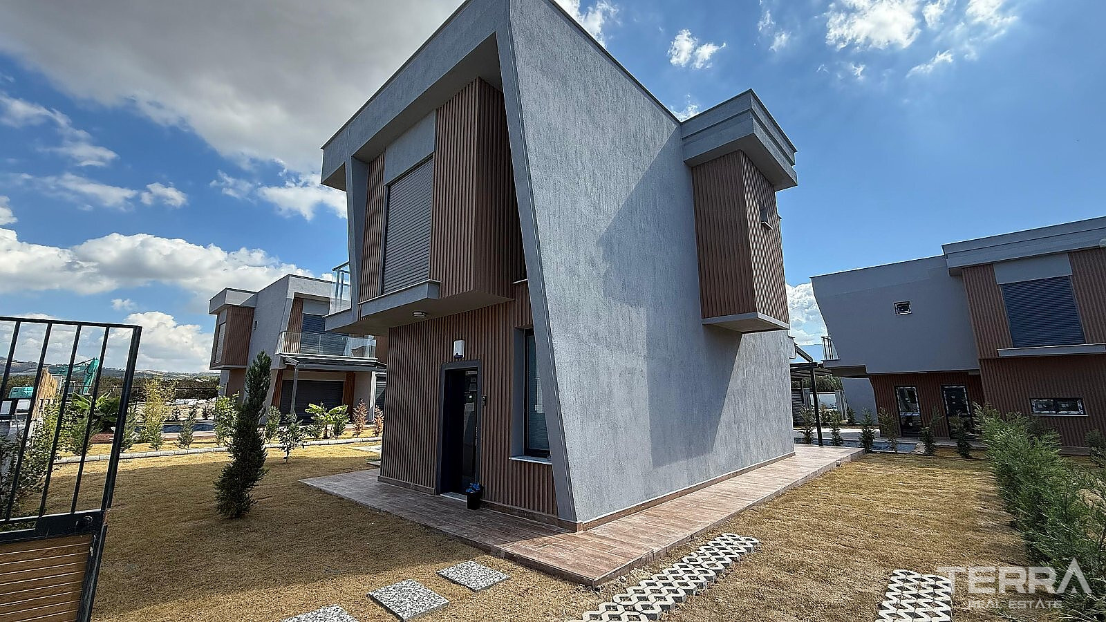 Kuşadası'nda Özel Havuzlu ve Bahçeli Müstakil Villalar - 110583