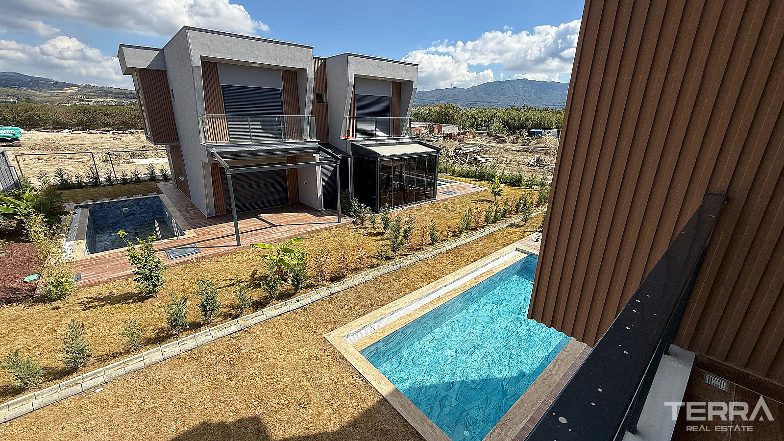 Kuşadası'nda Özel Havuzlu ve Bahçeli Müstakil Villalar - 110606