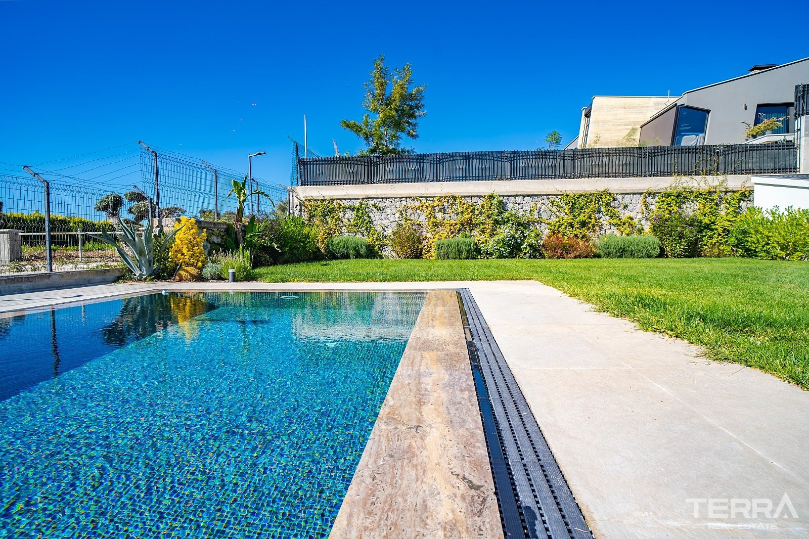 Sea View Private Villa for Sale in İzmir, Urla - 111118