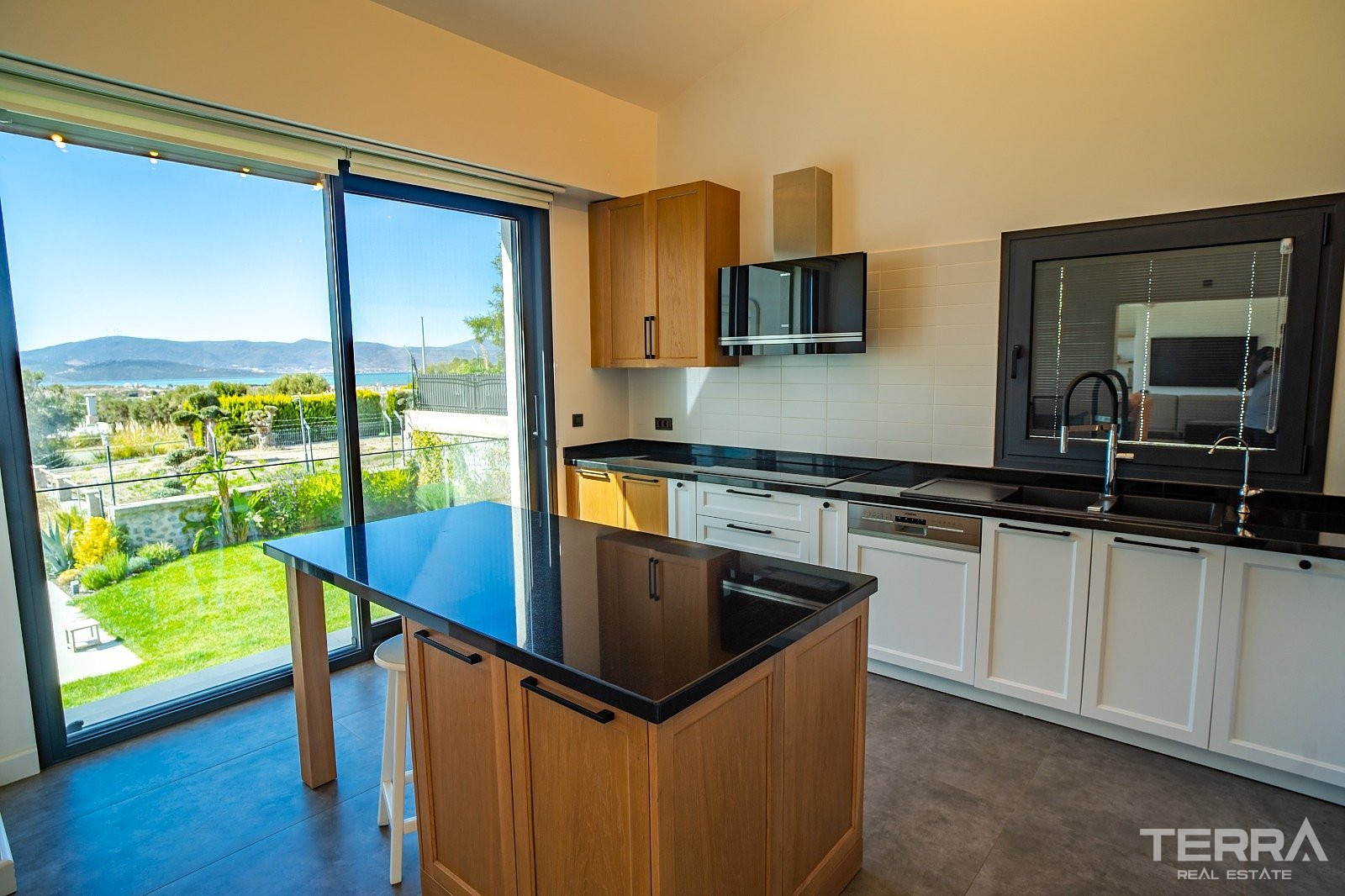Sea View Private Villa for Sale in İzmir, Urla - 111140