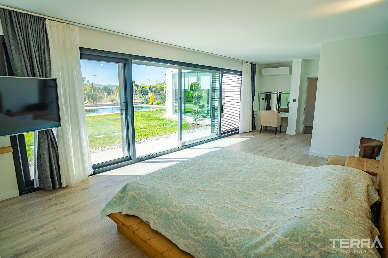 Sea View Private Villa for Sale in İzmir, Urla - 111147