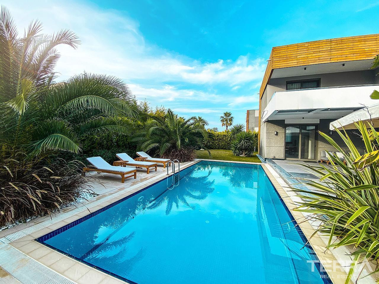 Detached Villa for Sale in Çeşme, İzmir, Turkey - 111183