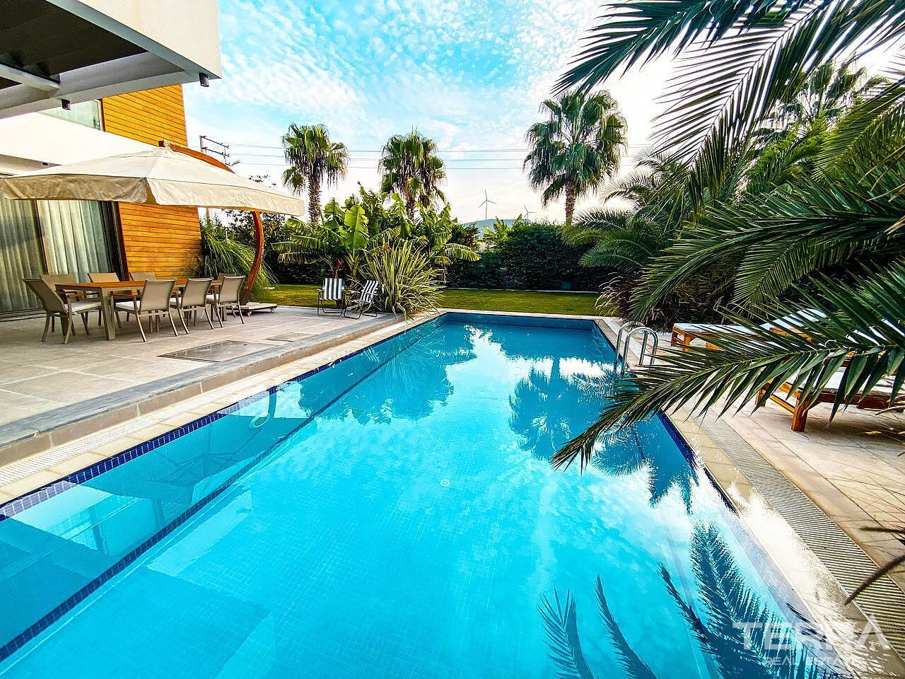 Detached Villa for Sale in Çeşme, İzmir, Turkey - 111185