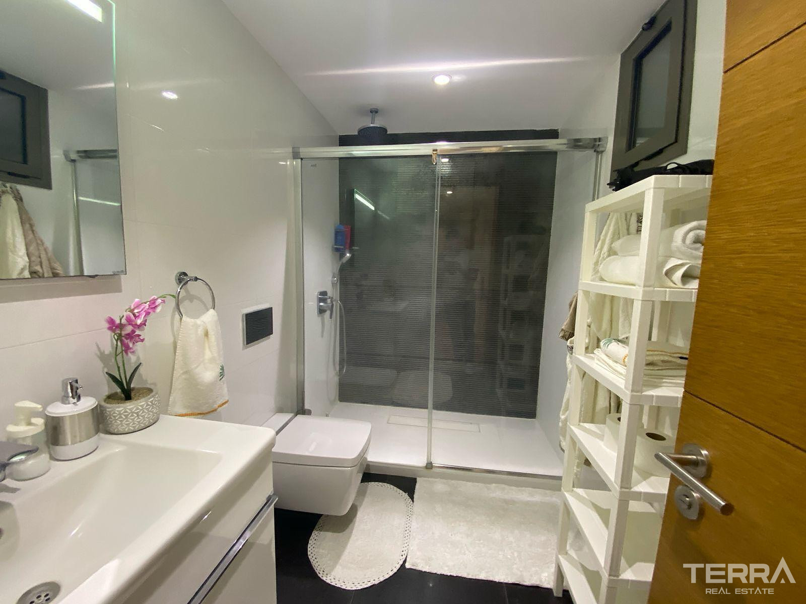 Detached Villa for Sale in Çeşme, İzmir, Turkey - 111224