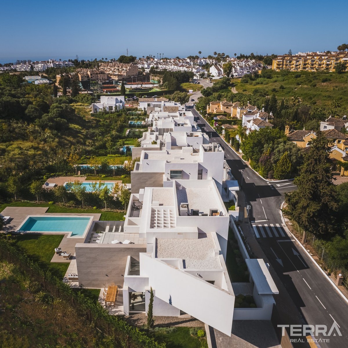 Estepona, Costa del Sol'da Golf Sahasına Yakın Hemen Teslim Villalar - 112280