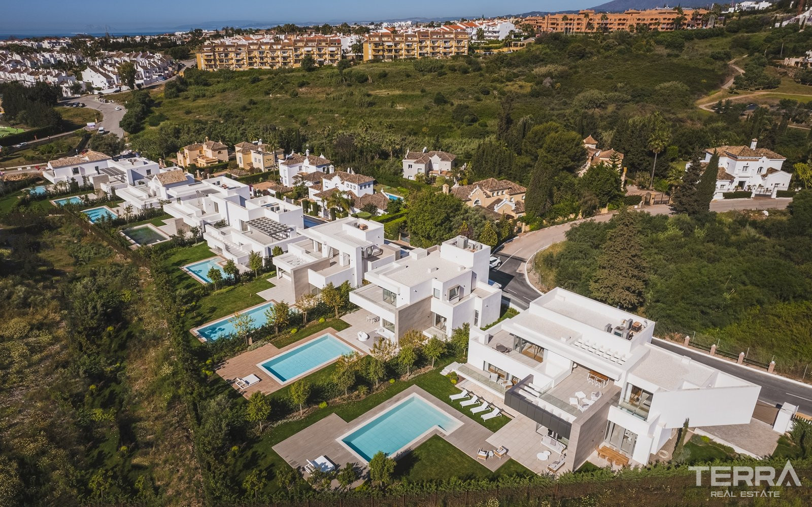 Estepona, Costa del Sol'da Golf Sahasına Yakın Hemen Teslim Villalar - 112281
