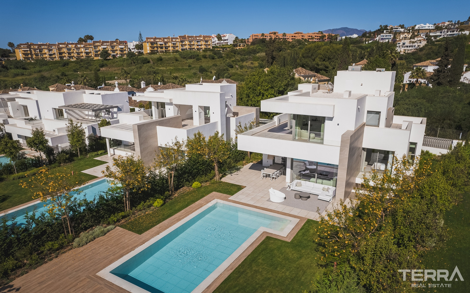Estepona, Costa del Sol'da Golf Sahasına Yakın Hemen Teslim Villalar - 112287