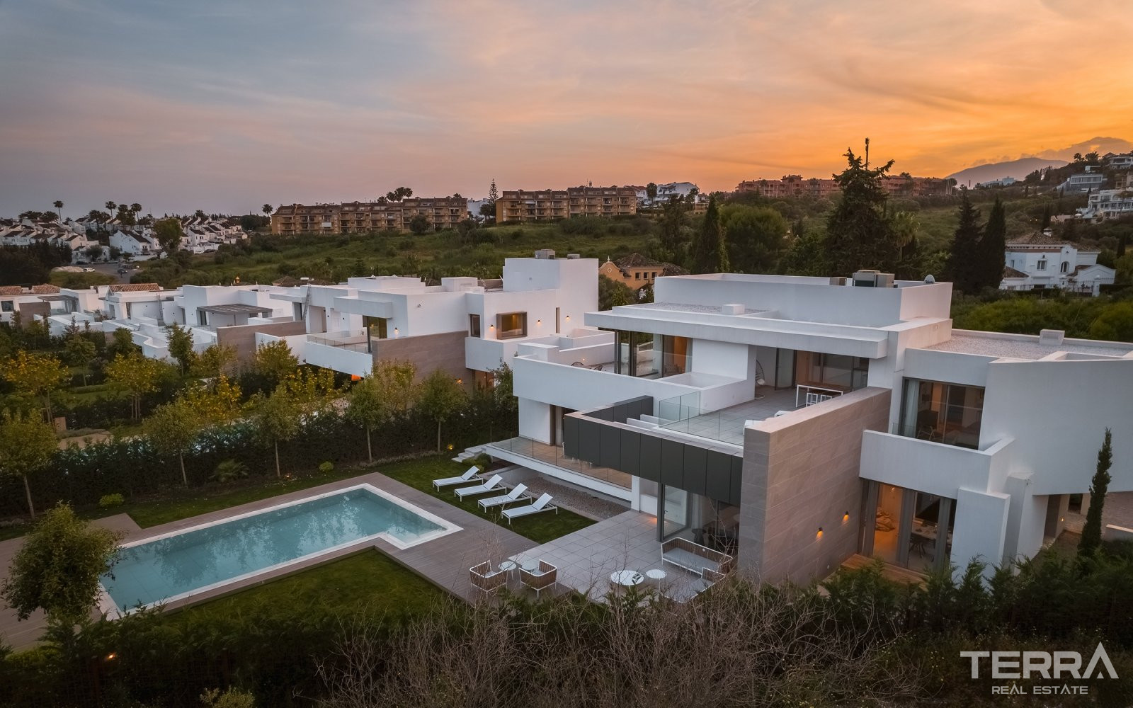 Estepona, Costa del Sol'da Golf Sahasına Yakın Hemen Teslim Villalar - 112289