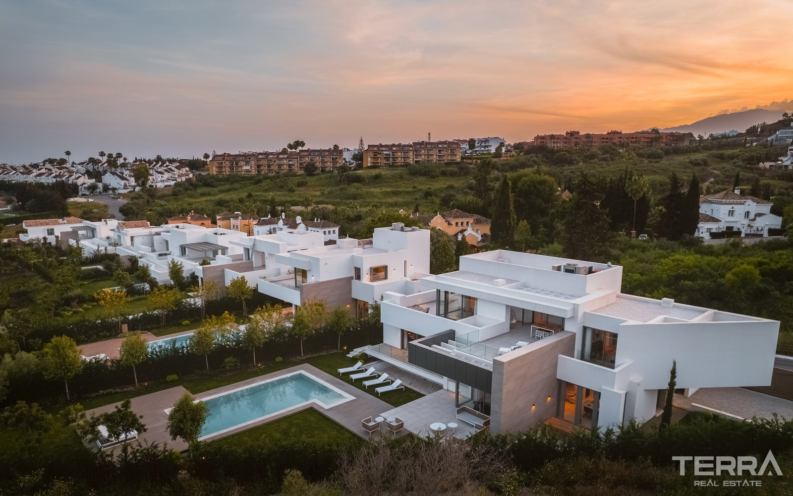 Estepona, Costa del Sol'da Golf Sahasına Yakın Hemen Teslim Villalar - 112290