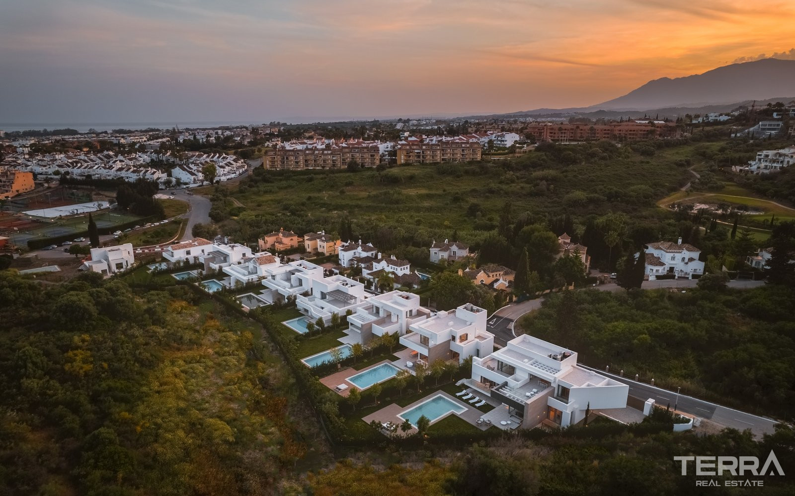 Estepona, Costa del Sol'da Golf Sahasına Yakın Hemen Teslim Villalar - 112291