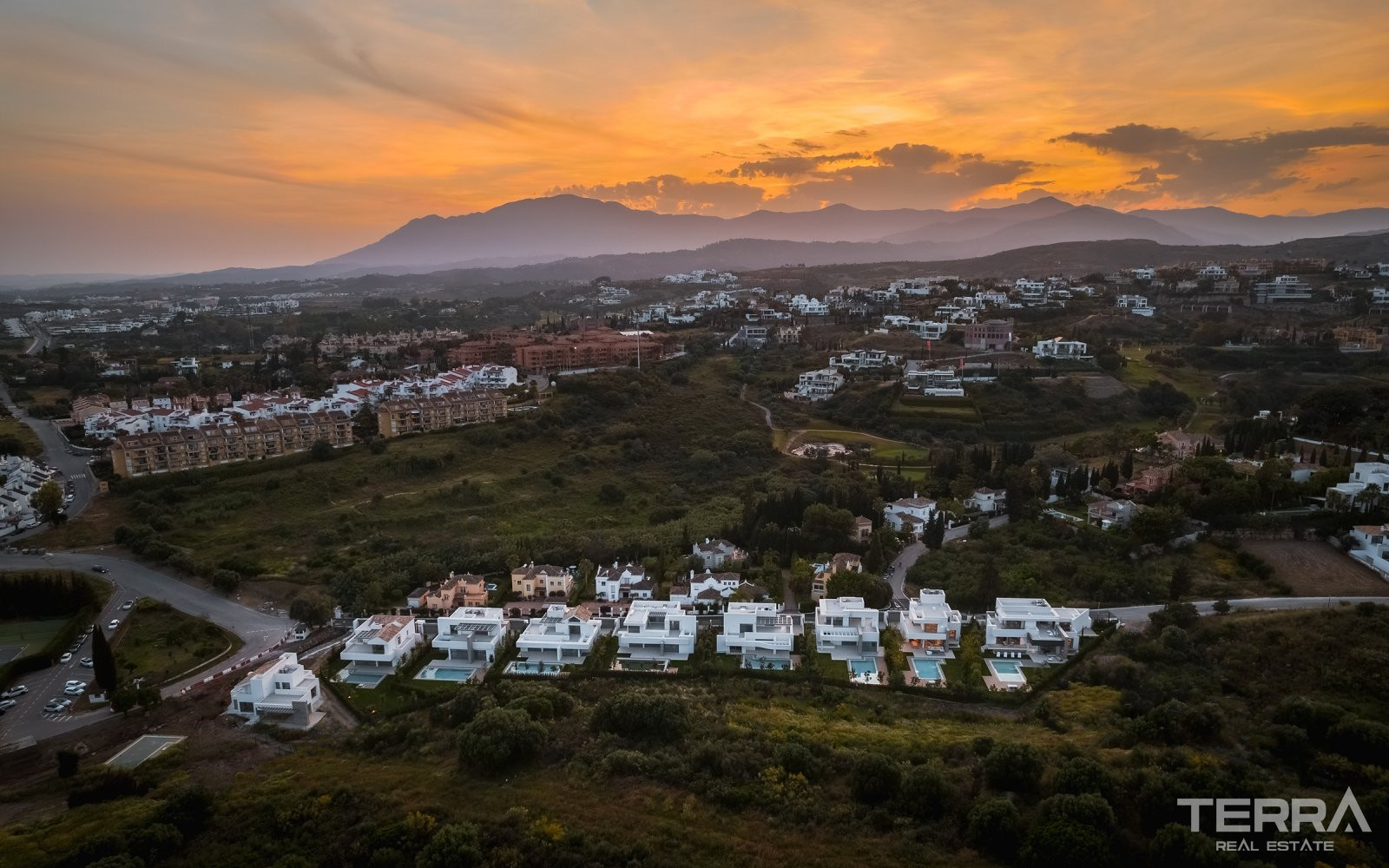 Estepona, Costa del Sol'da Golf Sahasına Yakın Hemen Teslim Villalar - 112292