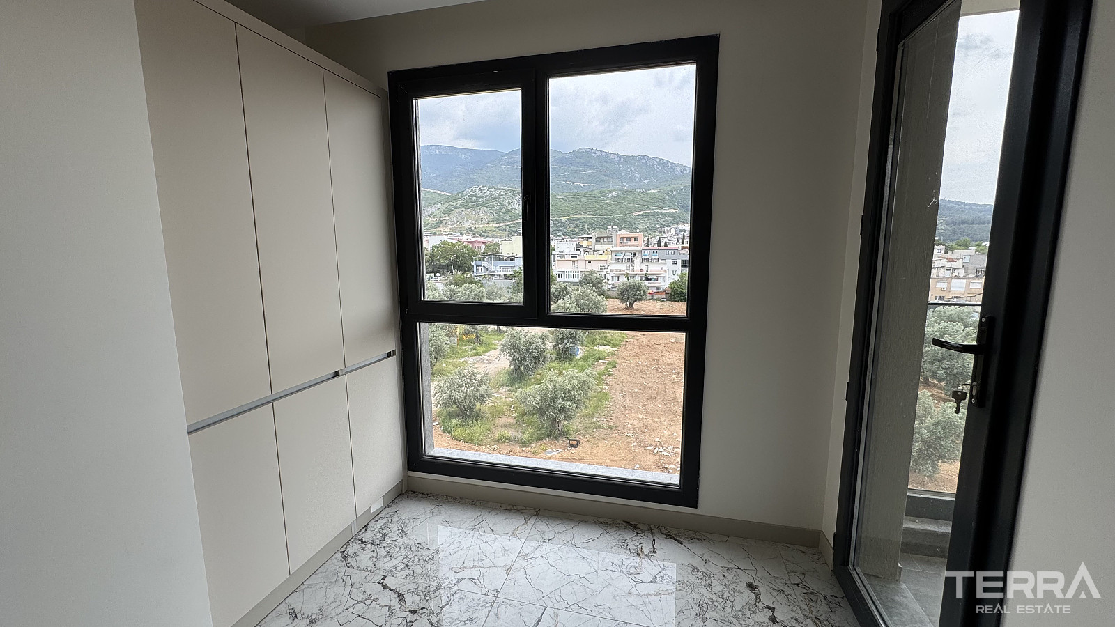 Rummelige lejligheder til salg i Bornova, İzmir, Tyrkiet - 113657
