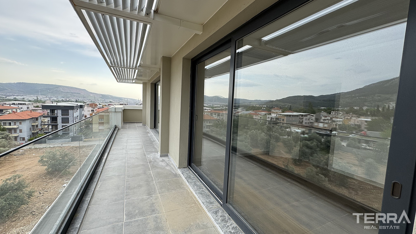 Rummelige lejligheder til salg i Bornova, İzmir, Tyrkiet - 113679