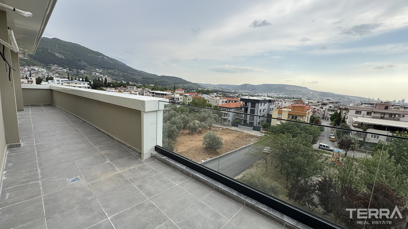 Rummelige lejligheder til salg i Bornova, İzmir, Tyrkiet - 113681
