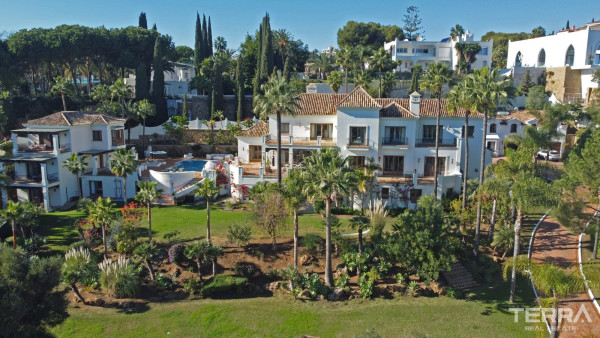 Benahavis, Malaga'da Geniş Arsa Üzerinde Özel Havuzlu Müstakil Villa