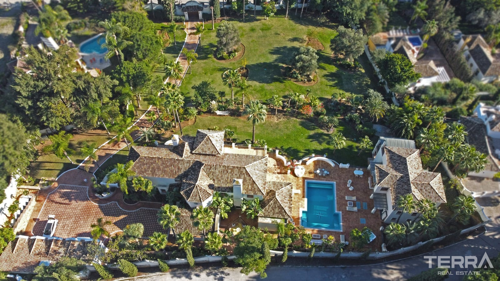 Eksklusiv villa med pool til salg i Paraíso, Benahavís, Spanien - 113973