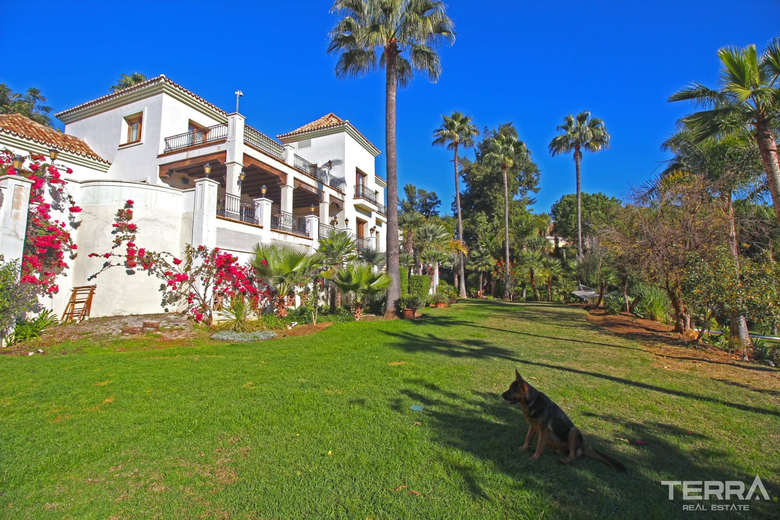 Eksklusiv villa med pool til salg i Paraíso, Benahavís, Spanien - 113992