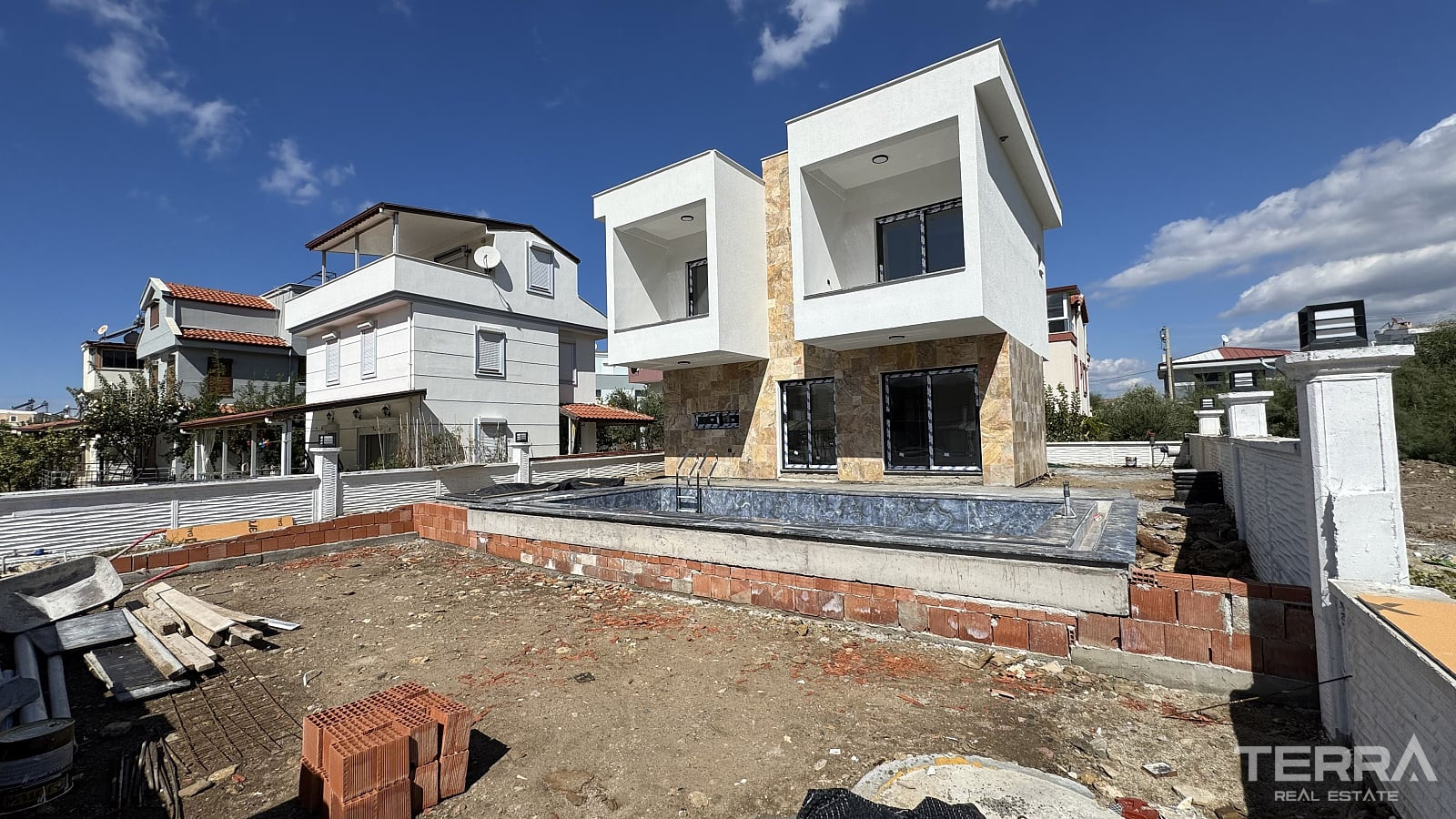 Willa z prywatnym basenem i ogrodem na sprzedaż w Kuşadası, Turcja - 115380