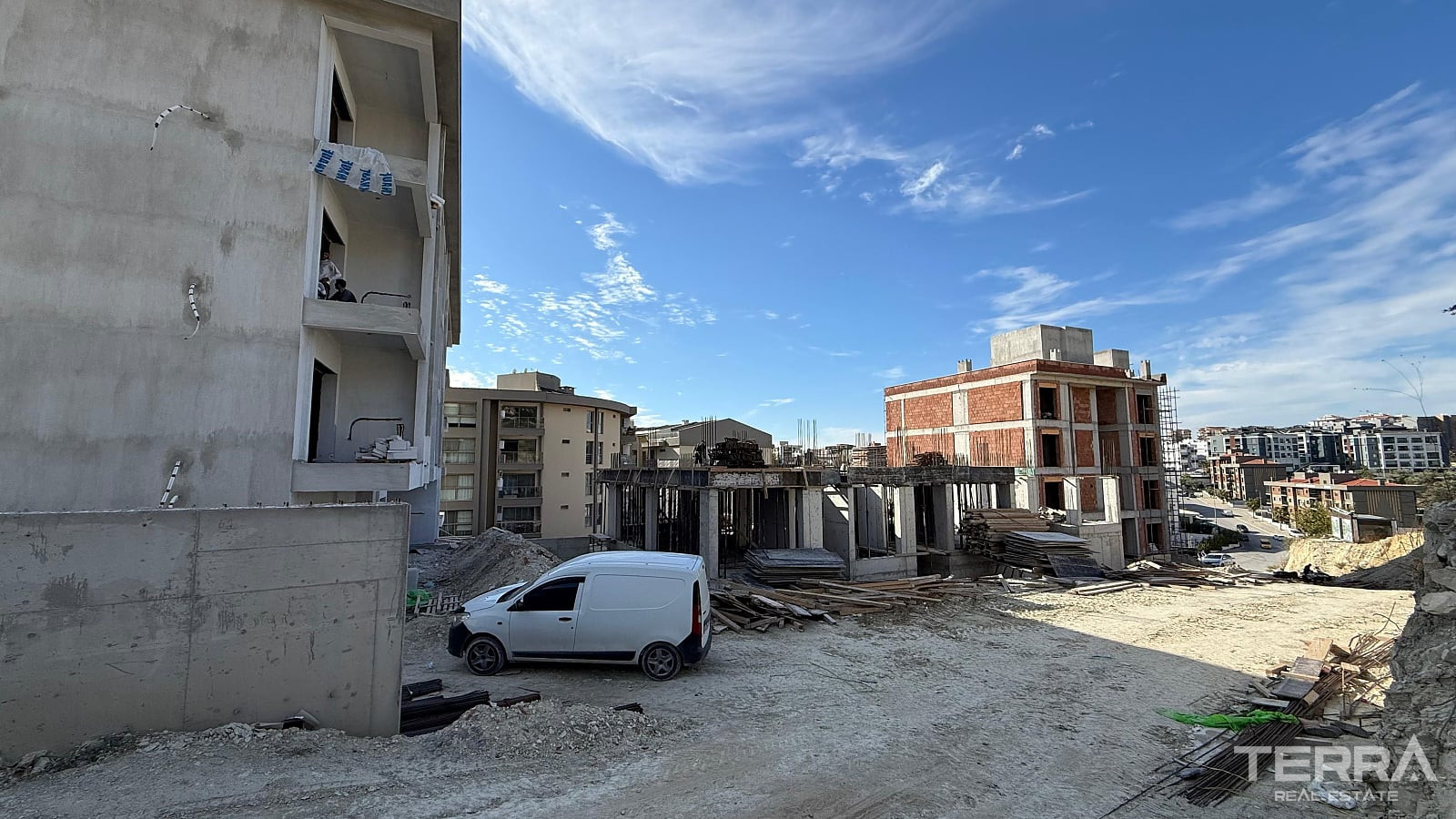 Aydın, Kuşadası'nda Yüzme Havuzlu Sitede Satılık Sıfır Daireler - 115537
