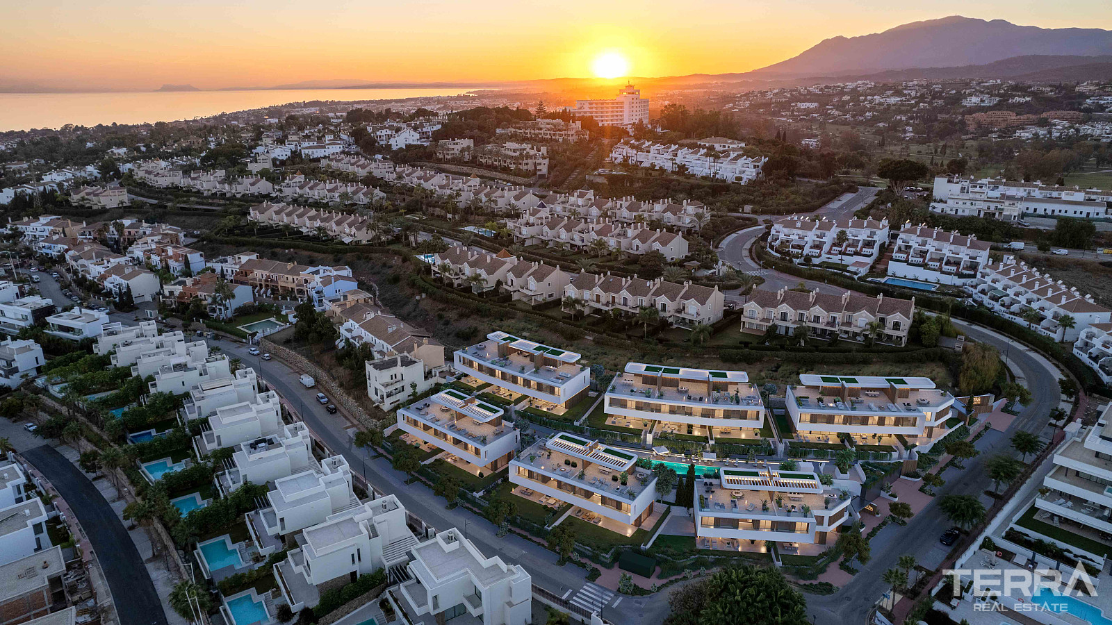 Estepona, Golden Triangle'da Satılık Deniz Manzaralı Villalar - 117020