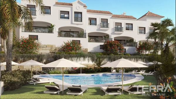Estepona'da Havuzlu ve Bahçeli Satılık Bitişik Nizam Evler