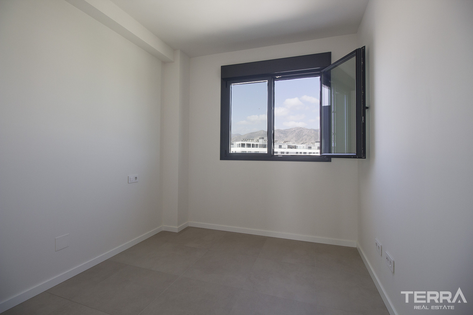Sea View Apartment for Sale in Torremolinos, Costa del Sol - 118397