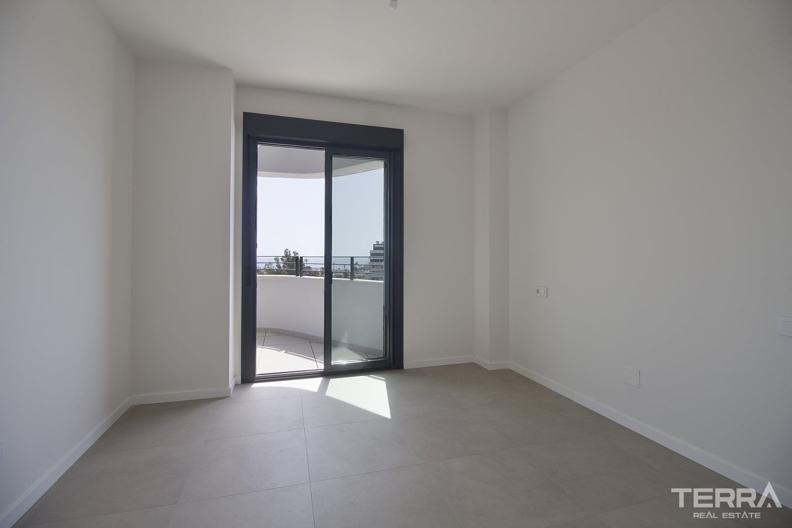 Sea View Apartment for Sale in Torremolinos, Costa del Sol - 118400