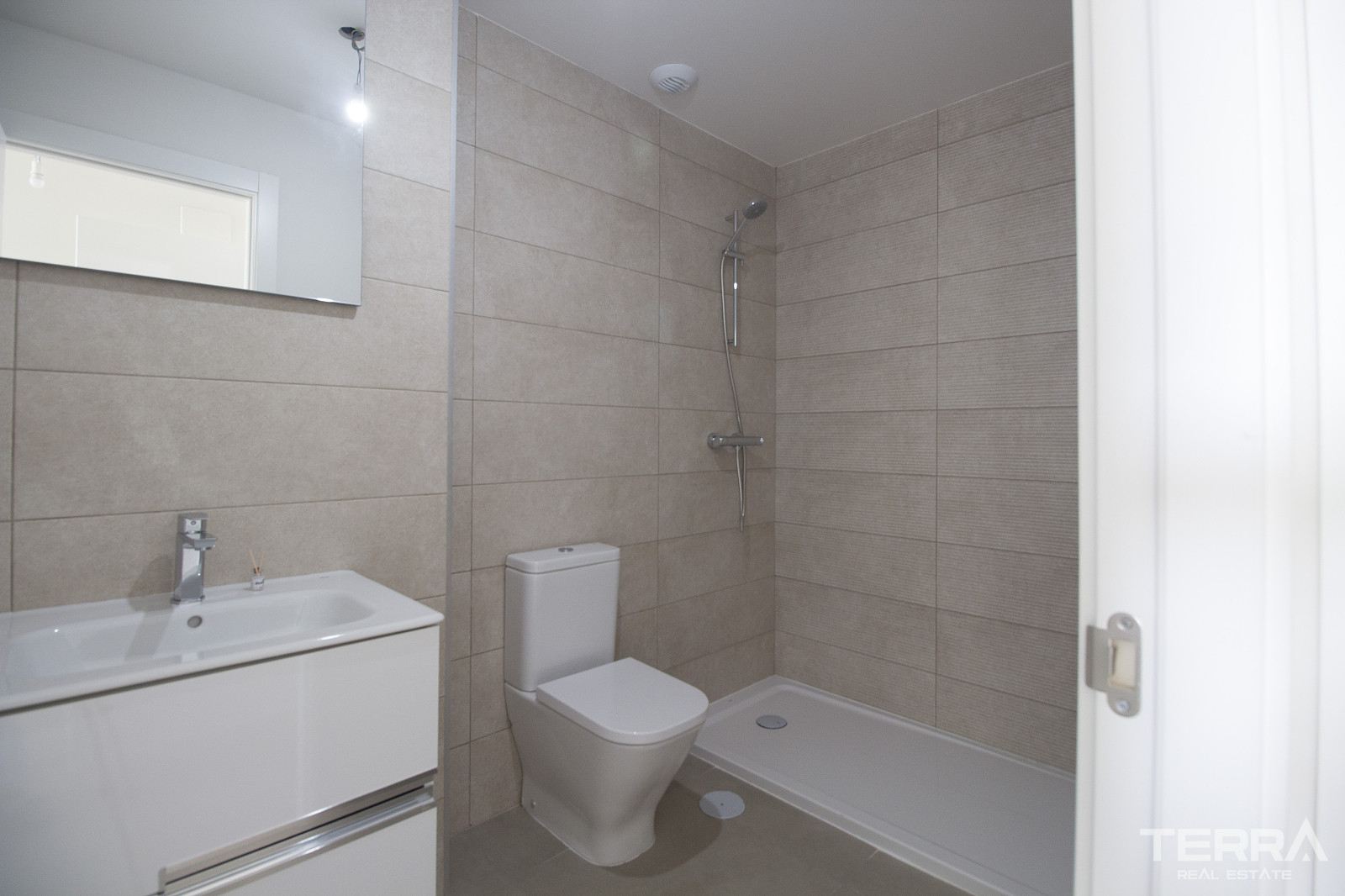 Sea View Apartment for Sale in Torremolinos, Costa del Sol - 118404