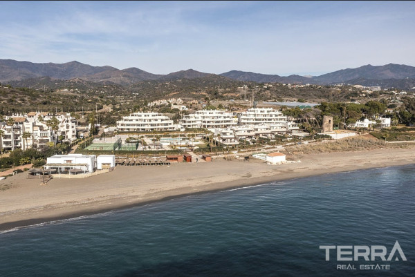 Estepona, New Golden Mile'de Denize Sıfır Konumda Hemen Teslim Villa
