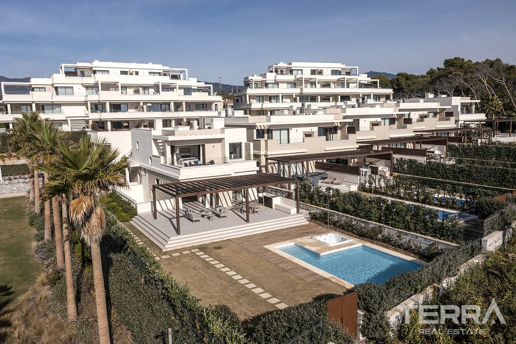 Beachfront Villa for Sale in Estepona, Costa del Sol - 118511