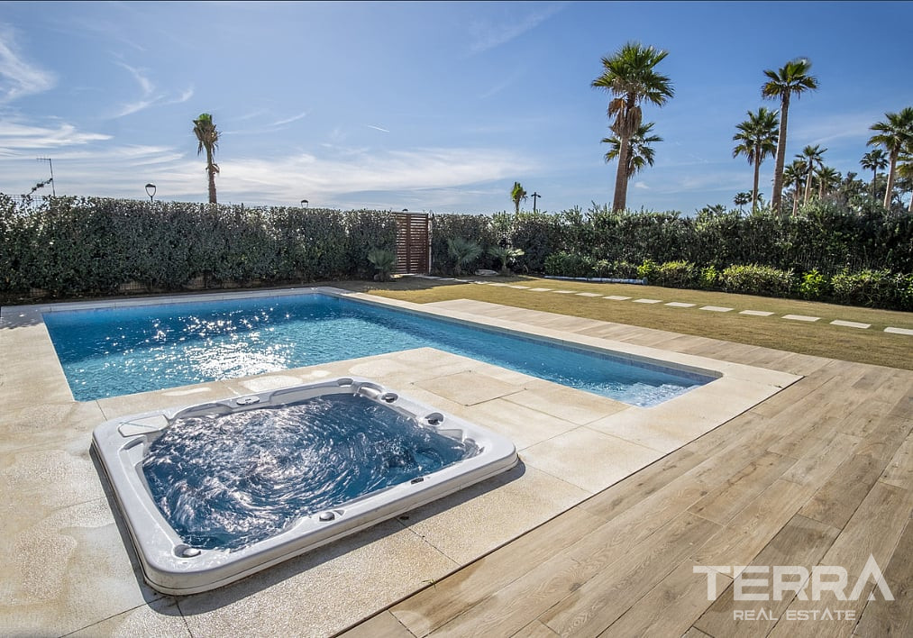 Beachfront Villa for Sale in Estepona, Costa del Sol - 118514