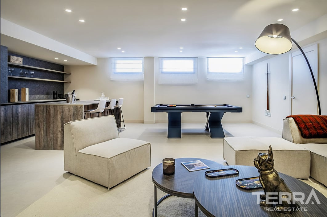 Beachfront Villa for Sale in Estepona, Costa del Sol - 118543