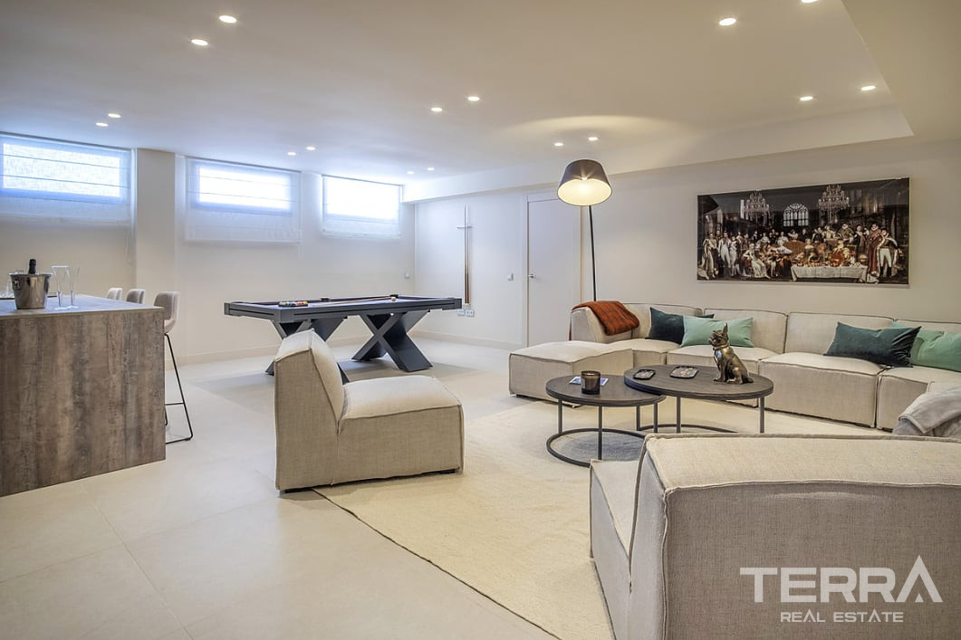 Beachfront Villa for Sale in Estepona, Costa del Sol - 118544