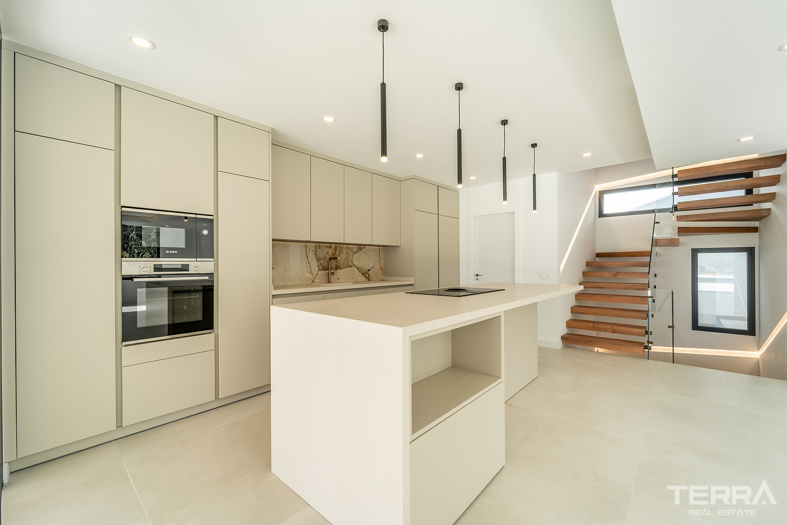 Villa with Private Pool for Sale in Benalmádena, Costa del Sol - 119361