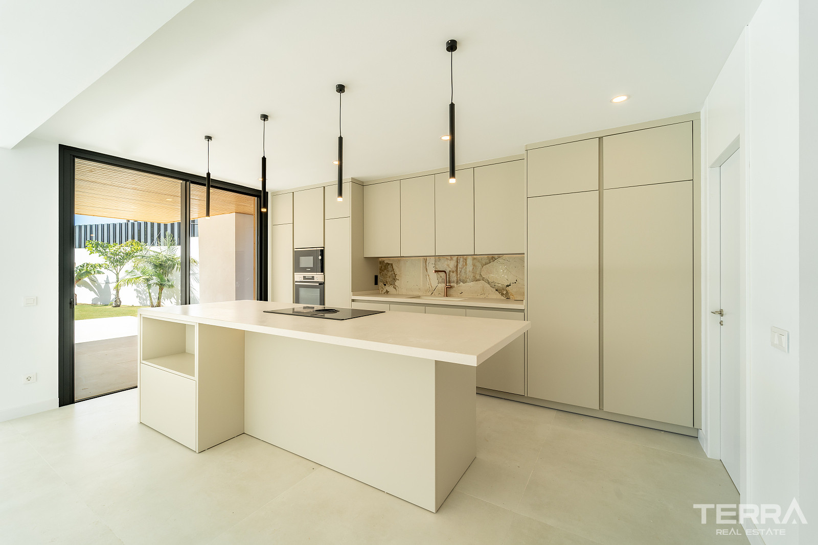 Villa with Private Pool for Sale in Benalmádena, Costa del Sol - 119363