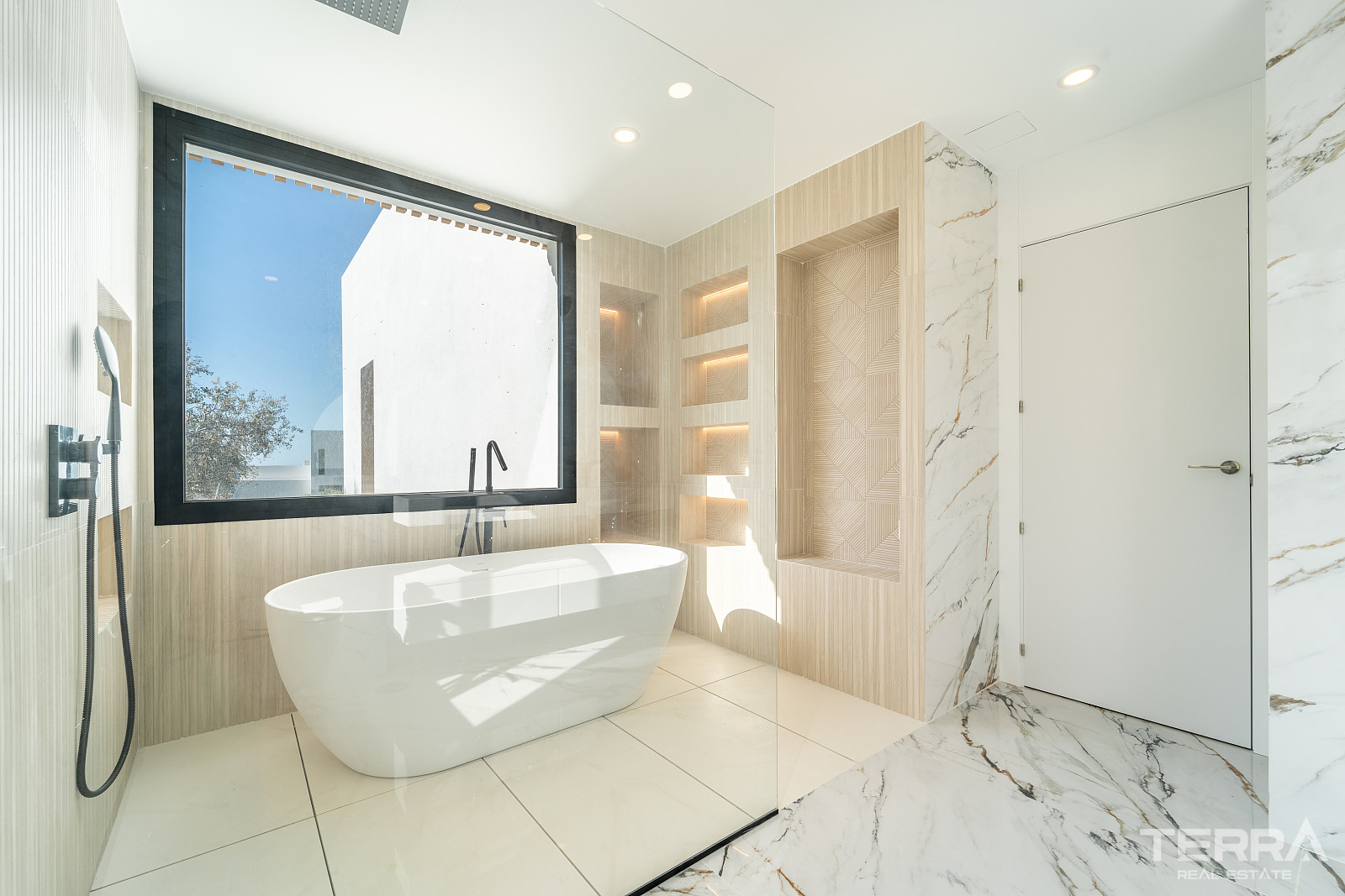Villa with Private Pool for Sale in Benalmádena, Costa del Sol - 119376