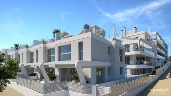Estepona'da Şehir ve Deniz Manzaralı Satılık Bitişik Nizam Evler