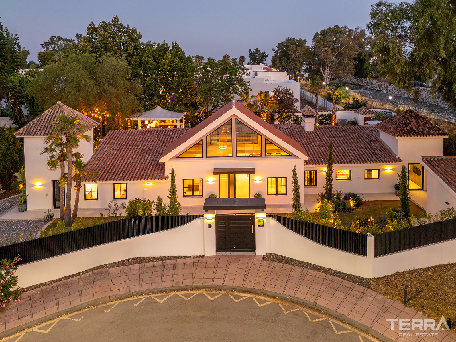 Villa with Private Pool for Sale in Marbella, Costa del Sol, Spain - 119444