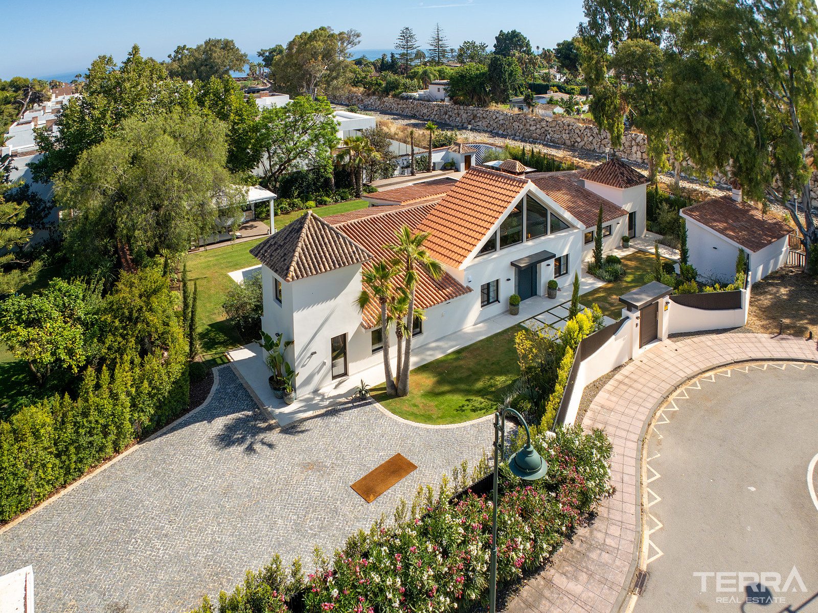 Villa with Private Pool for Sale in Marbella, Costa del Sol, Spain - 119445