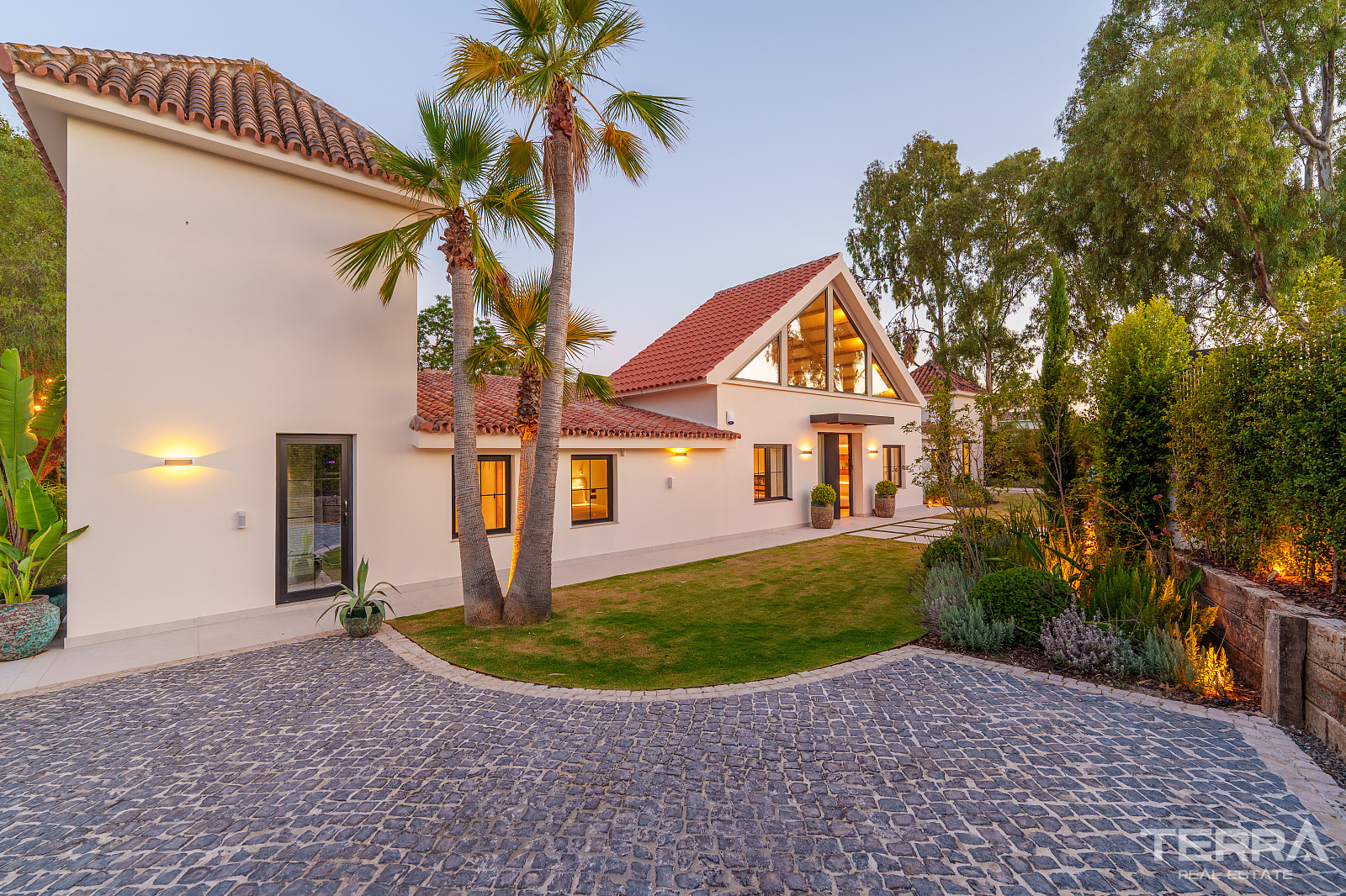 Villa with Private Pool for Sale in Marbella, Costa del Sol, Spain - 119447