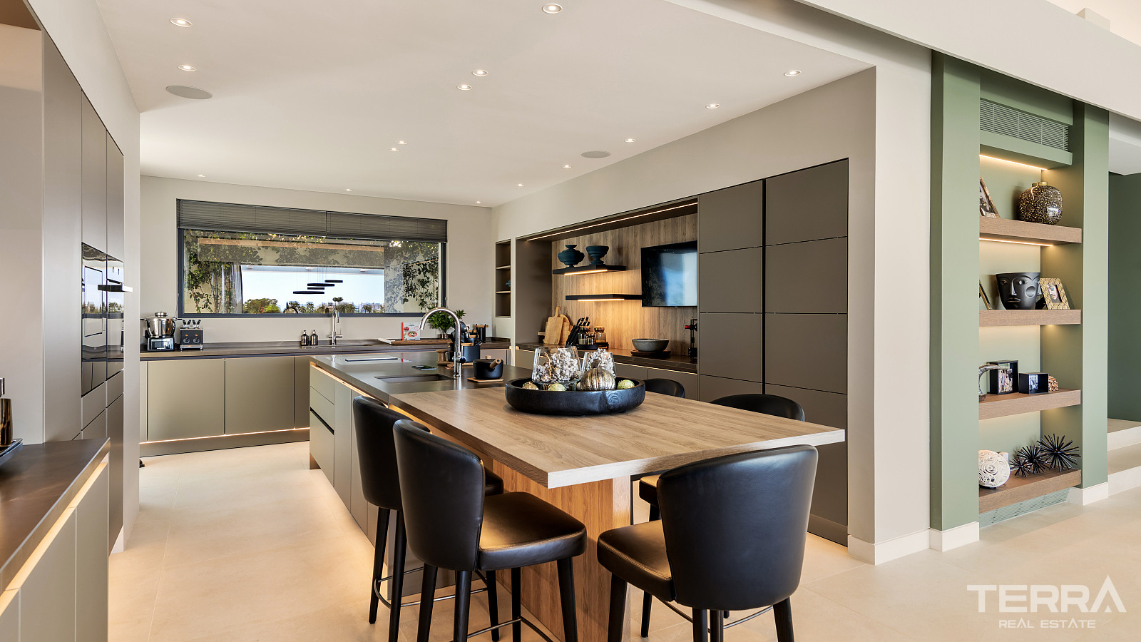 Golf Villa for Sale in Benahavís, Costa del Sol, Spain - 120170