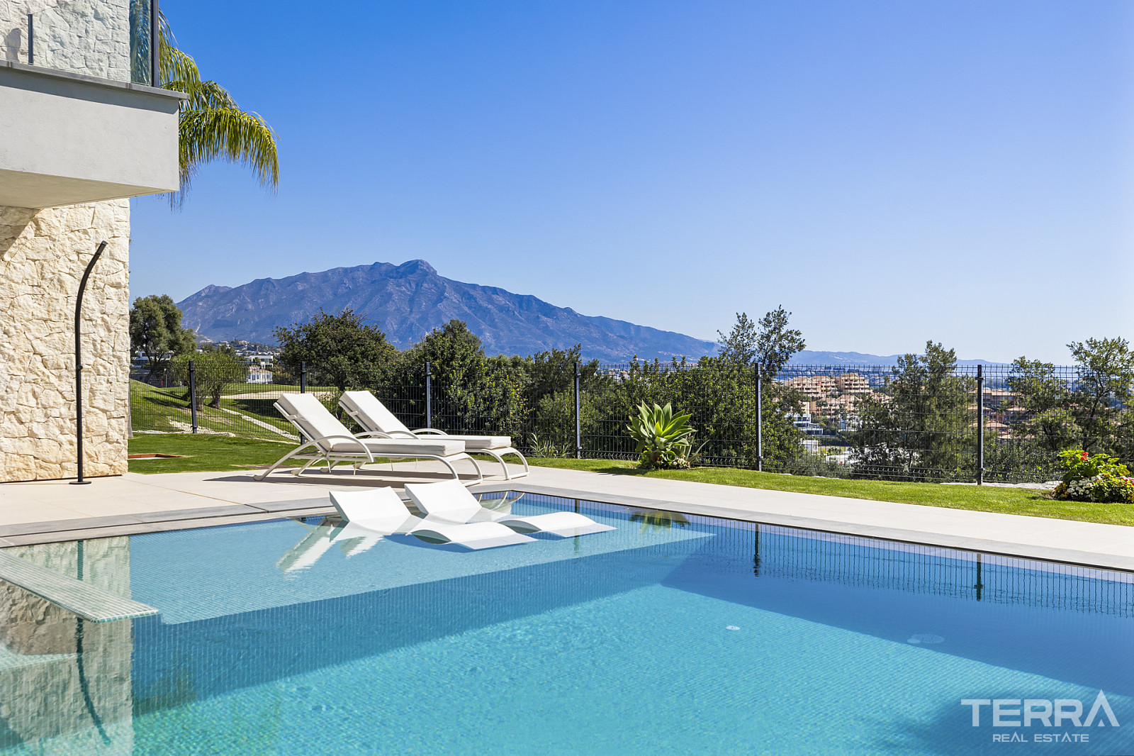 Golf Vilaa for Sale in Benahavís, Costa del Sol, Spain - 120199