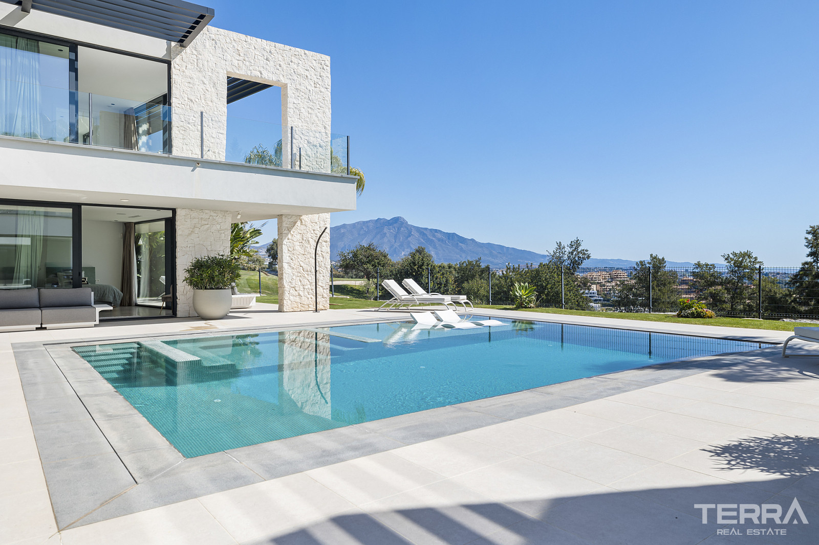 Golf Vilaa for Sale in Benahavís, Costa del Sol, Spain - 120200