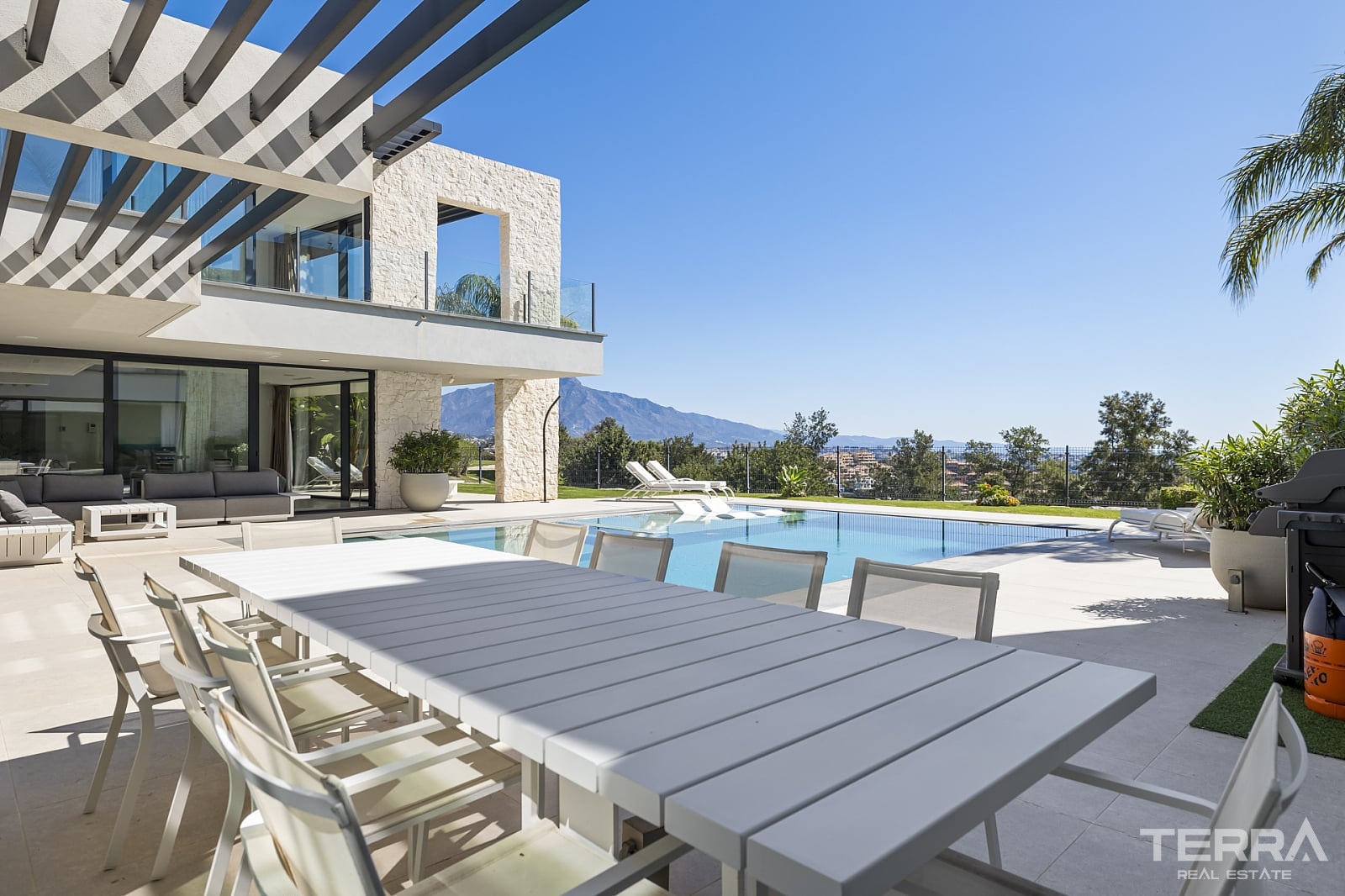 Golf Vilaa for Sale in Benahavís, Costa del Sol, Spain - 120204