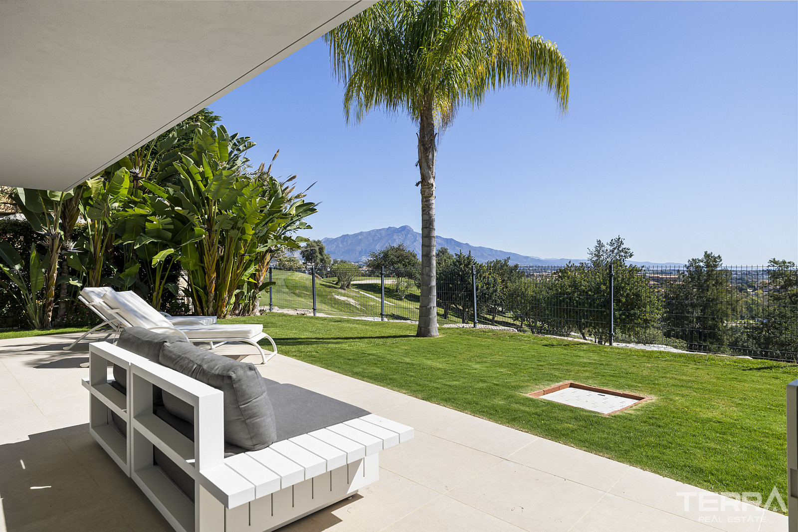Golf Vilaa for Sale in Benahavís, Costa del Sol, Spain - 120205